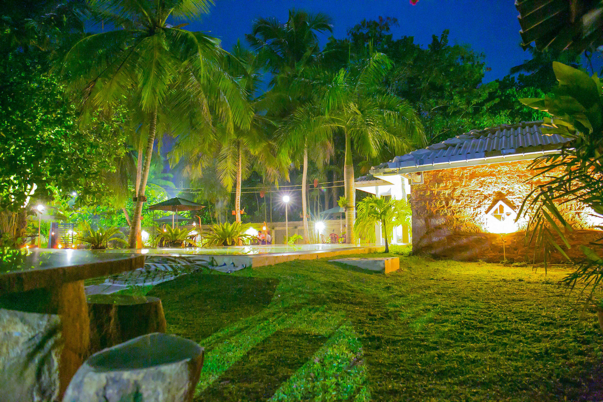 Pavana Hotel Negombo Exterior photo