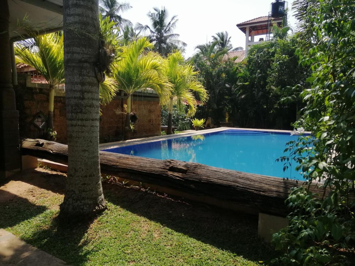 Pavana Hotel Negombo Exterior photo